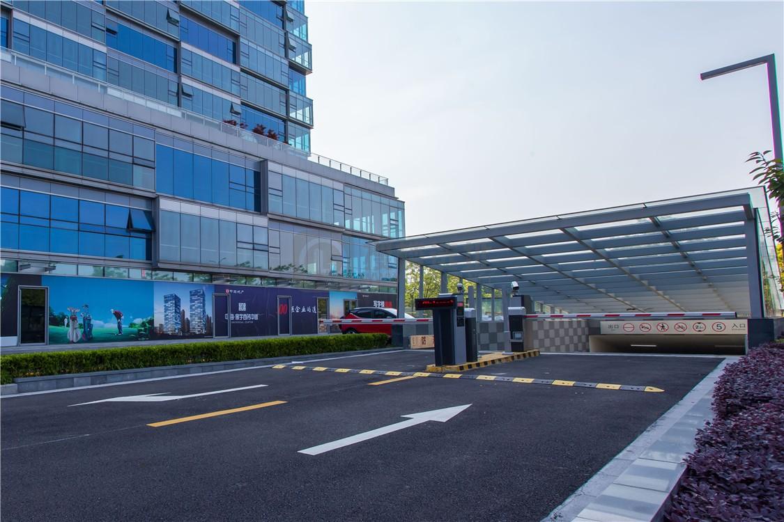 寰宇商务中心车库入口