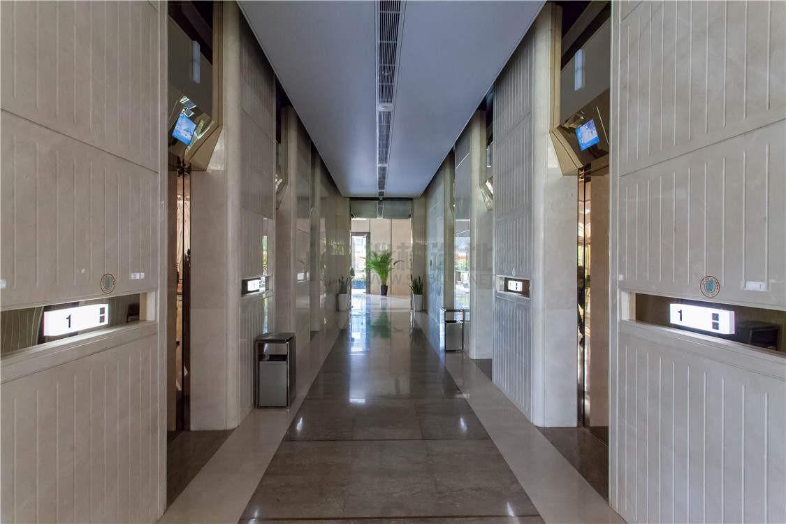 诚高大厦电梯间