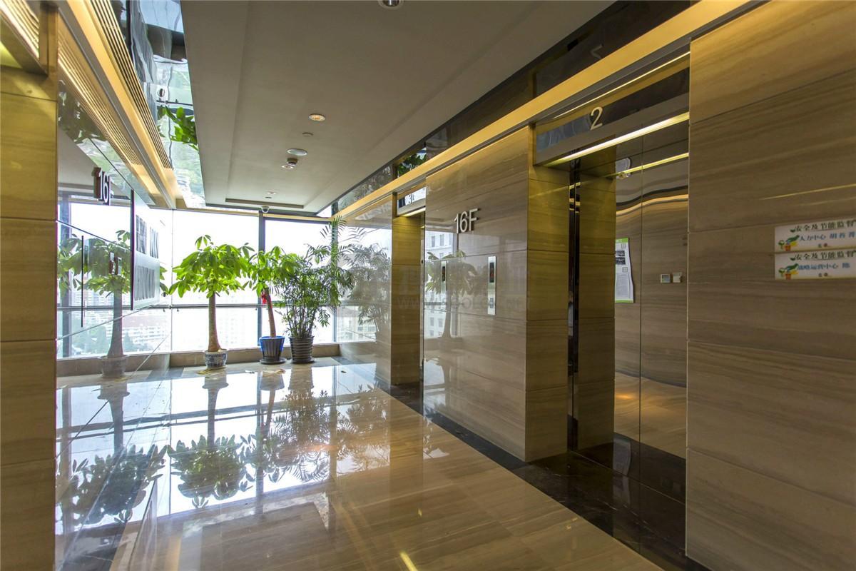 云峰大厦电梯间